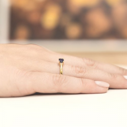 Złoty pierścionek zaręczynowy z szafirem 0,30ct i diamentami próby 585